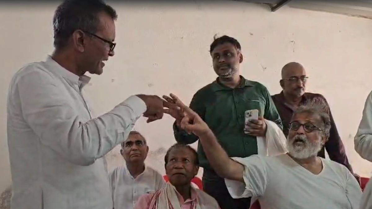 मोतिहारी में महात्मा गांधी के प्रपौत्र तुषार गांधी का अपमान: मुखिया ने पंचायत भवन से निकाला