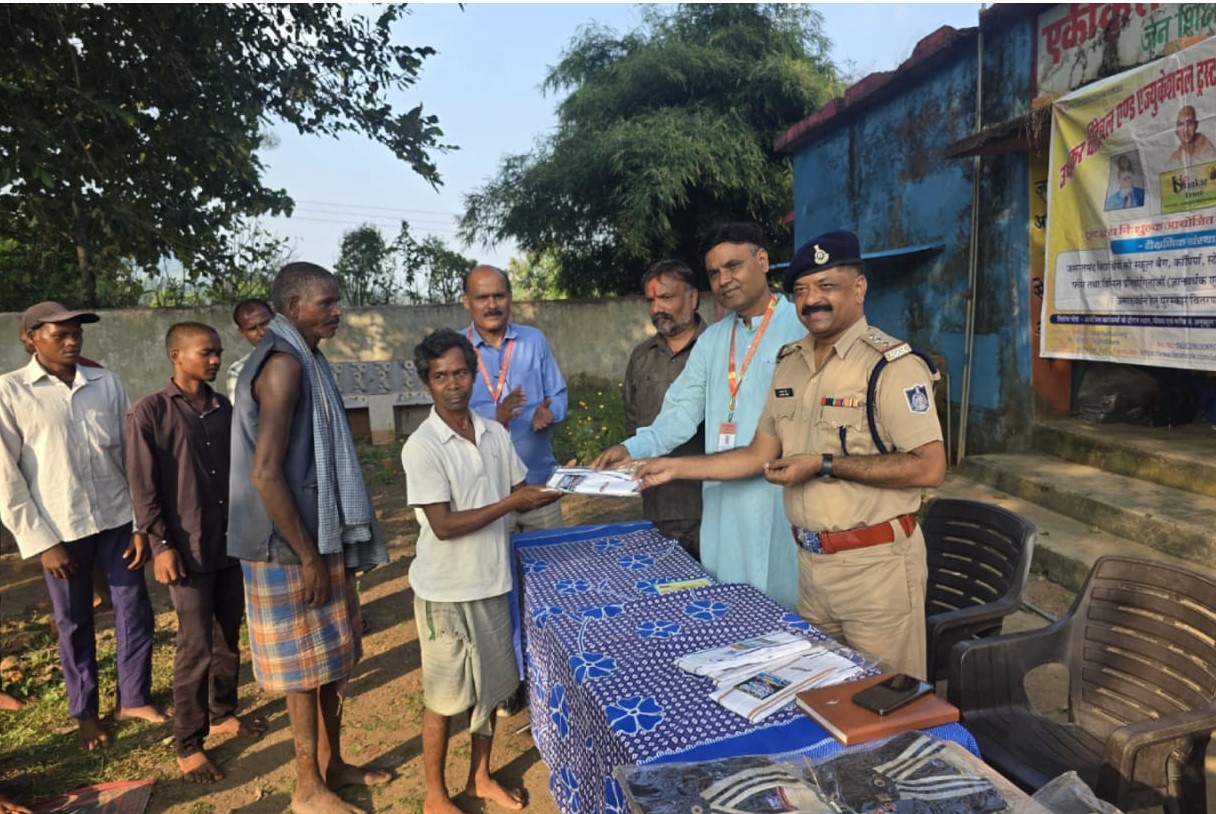 दूरस्थ आदिवासी बाहुल्य ग्राम बडहर में समाजसेवी संस्था के साथ कोतवाली पुलिस अनूपपुर ने मनाया दिवाली पर्व