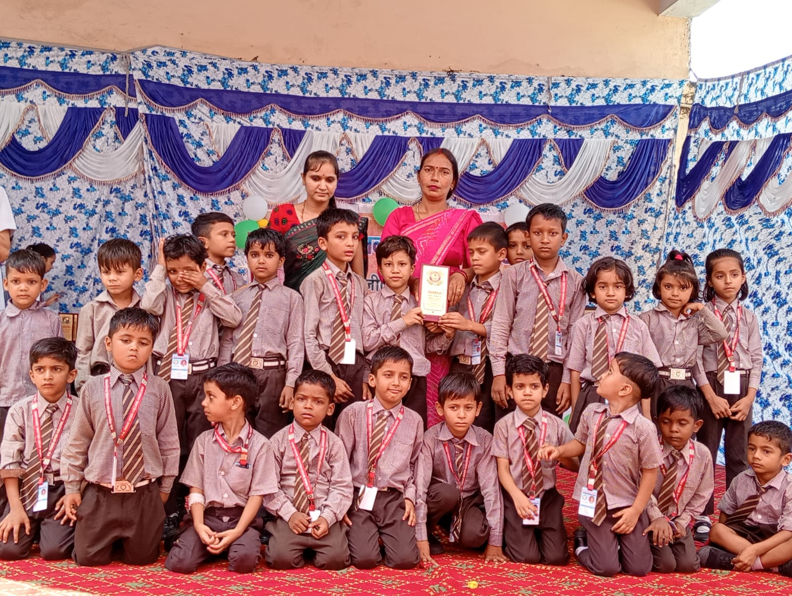 पायस एजुकेशनल ग्रुप की दोनों संस्थाओं मोन्टफोर्ट स्कूल व पी०जी० पायस इंटर कॉलेज में शिक्षक दिवस बडे धूमधाम के साथ मनाया गया