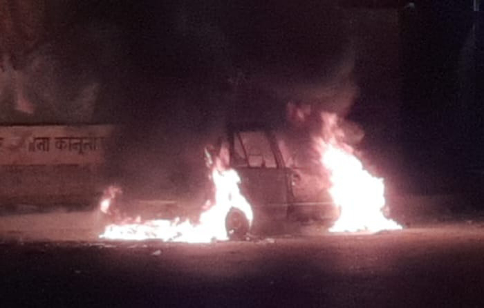 फ्लाईओवर के नीचे बने अंडरपास में खड़ी मारुती कार अचानक बनी आग का गोला