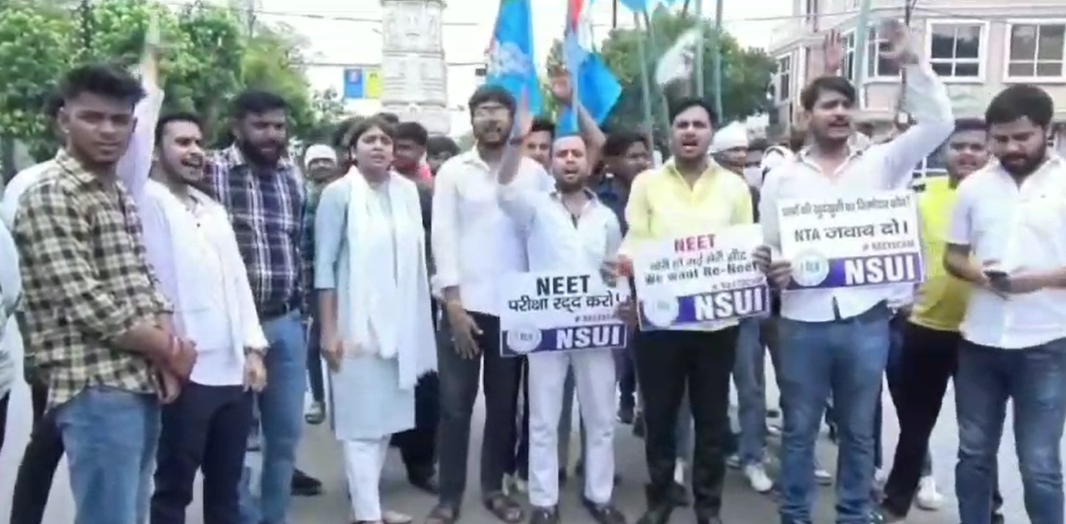 एनएसयूआई  ने नीट परीक्षा स्कैम को लेकर ग्वालियर में किया प्रदर्शन