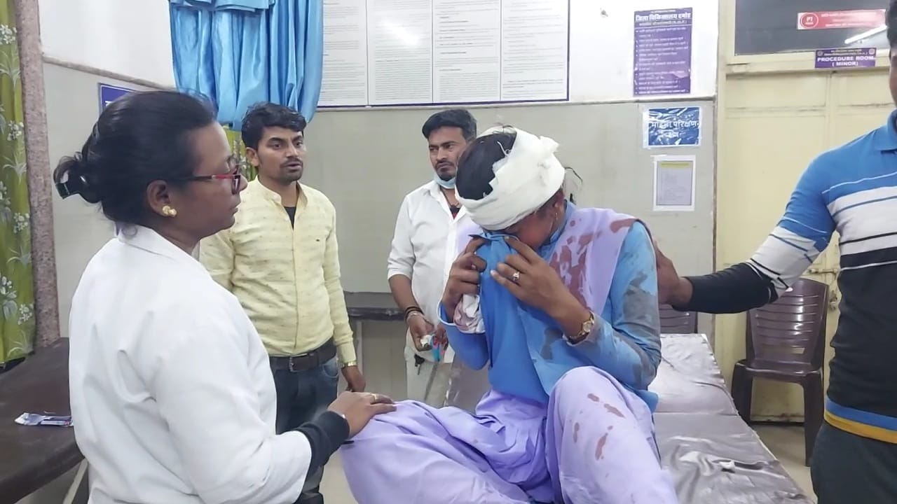 दमोह में एक तरफा प्यार में सिरफिरे युवक ने स्कूल जा रही छात्रा पर किया डंडे से हमला