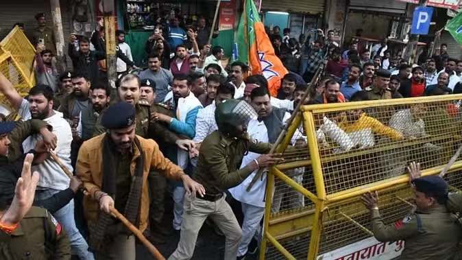भाजयुमो कार्यकर्ताओं ने कांग्रेस कार्यालय पर किया प्रदर्शन