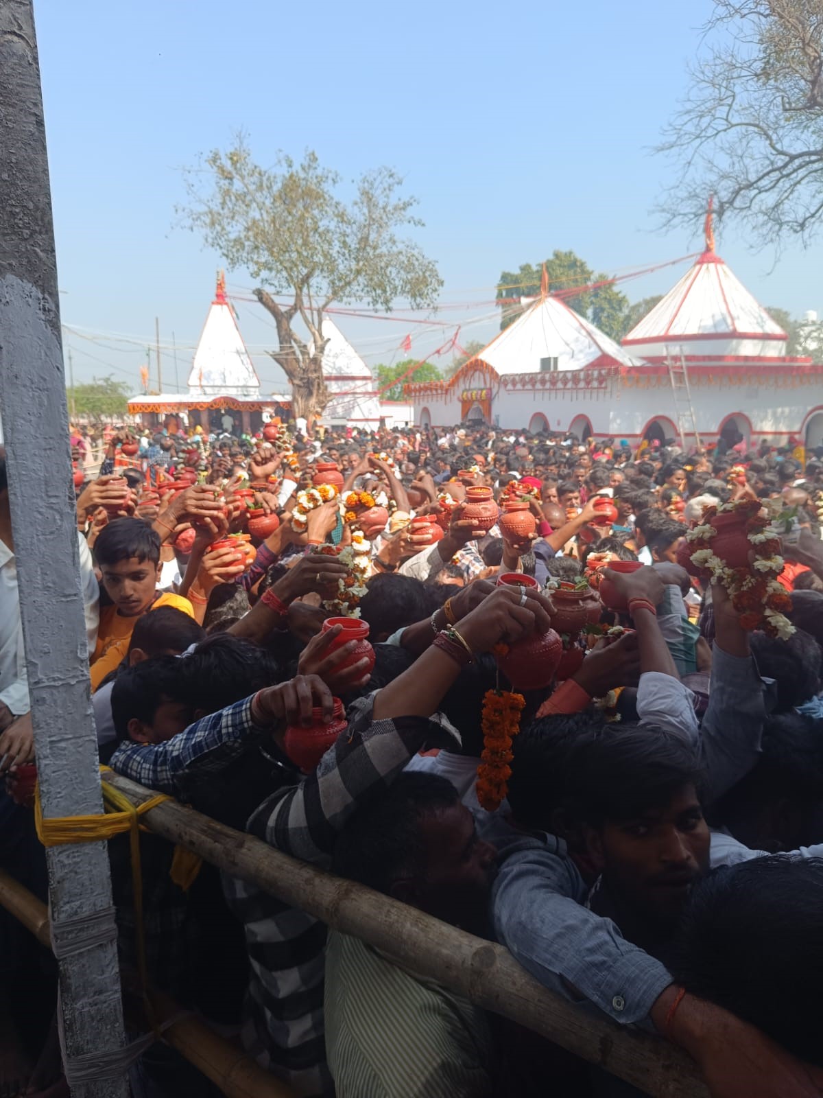 बाबा भुवनेश्वर नाथ धाम में उमड़ी भक्तो की भीड़ 