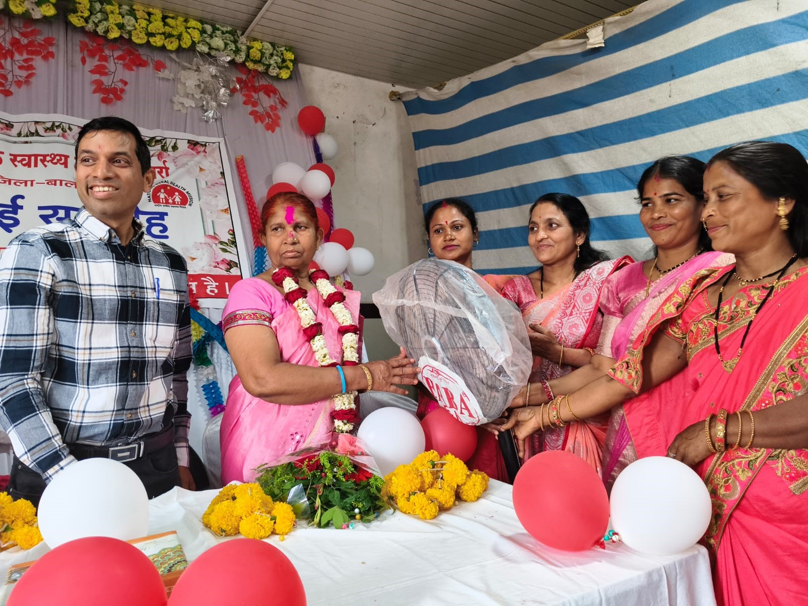 सामुदायिक स्वास्थ्य केंद्र लालबर्रा में आयोजित किया गया विदाई समारोह