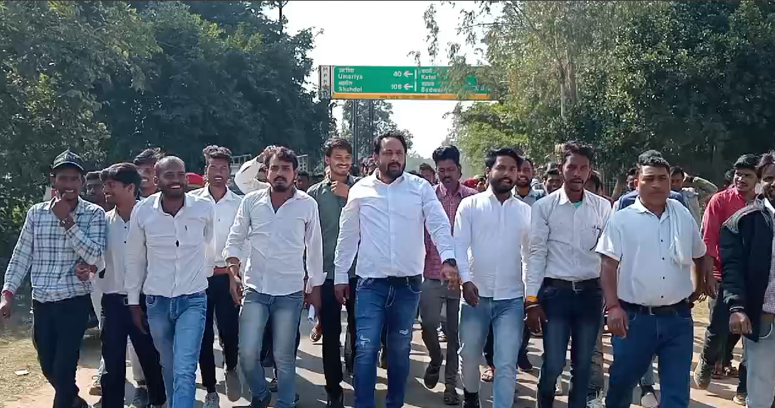 रेत कंपनी के खिलाफ सैकड़ो ग्रामीणों ने खोला मोर्चा