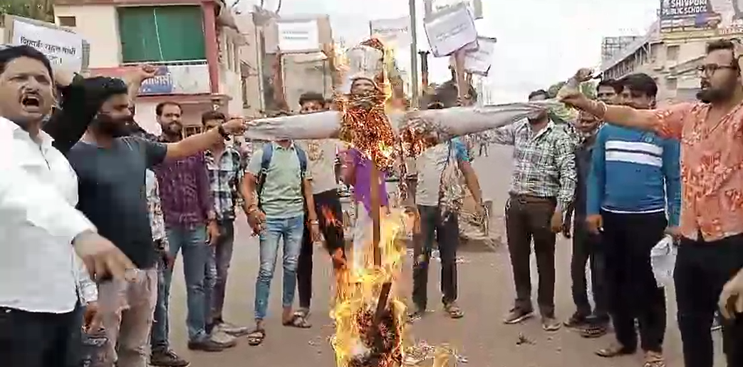 शिवपुरी में हिन्दू संगठनों ने राहुल गांधी का पुतला दहन किया