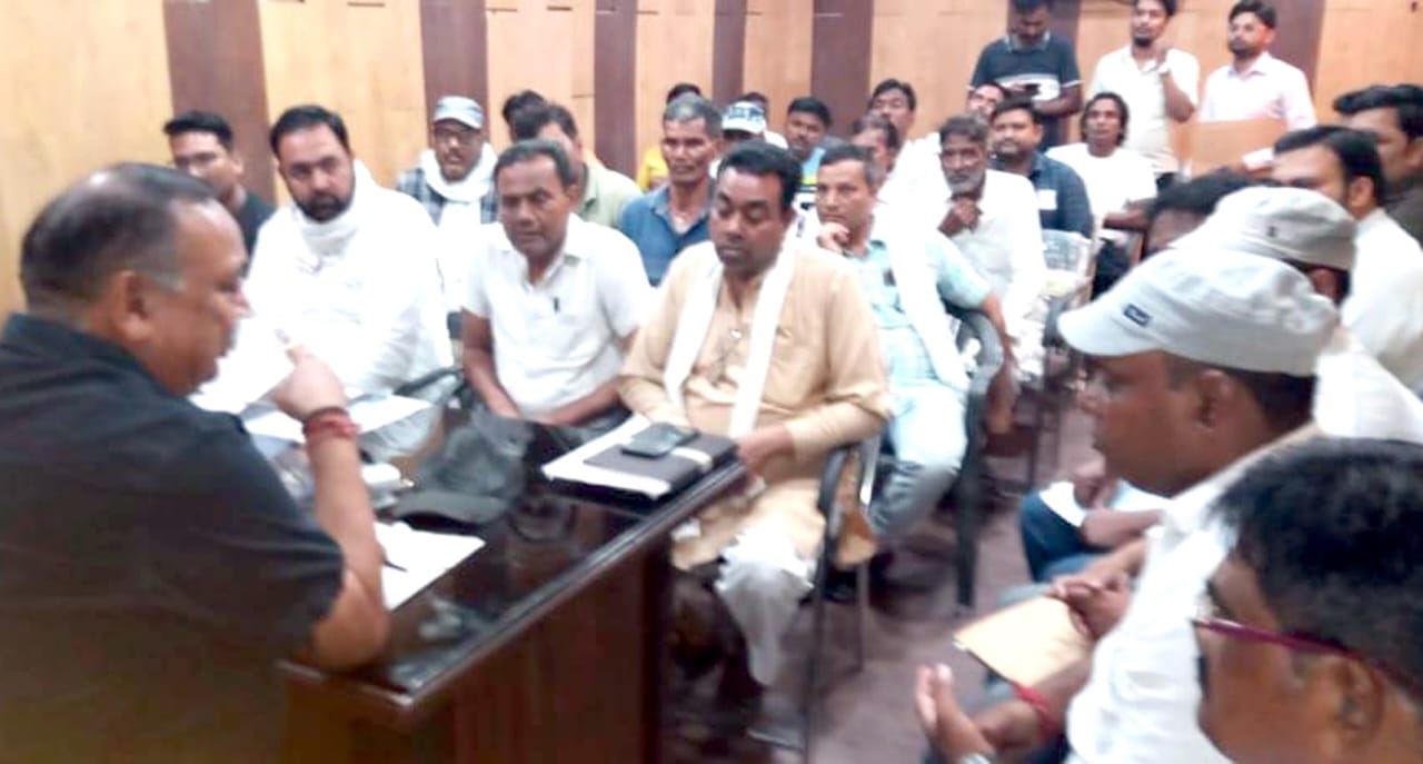 नगर पालिका के ईओ ने पालिकाकर्मियों के साथ की बैठक