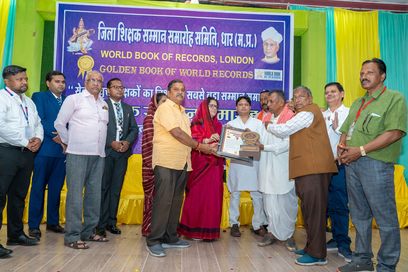 धार जिला शिक्षक सम्मान समारोह समिति धार ने 180 सेवानिवृत्त शिक्षकों का सम्मान किया