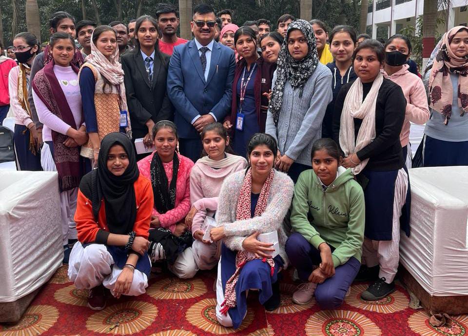 जिलाधिकारी ने किए स्मार्टफोन वितरित
