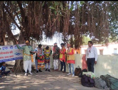 दमोह के ग्राम चौपाल में किया गया मतदाता को जागरूकता कार्यक्रम