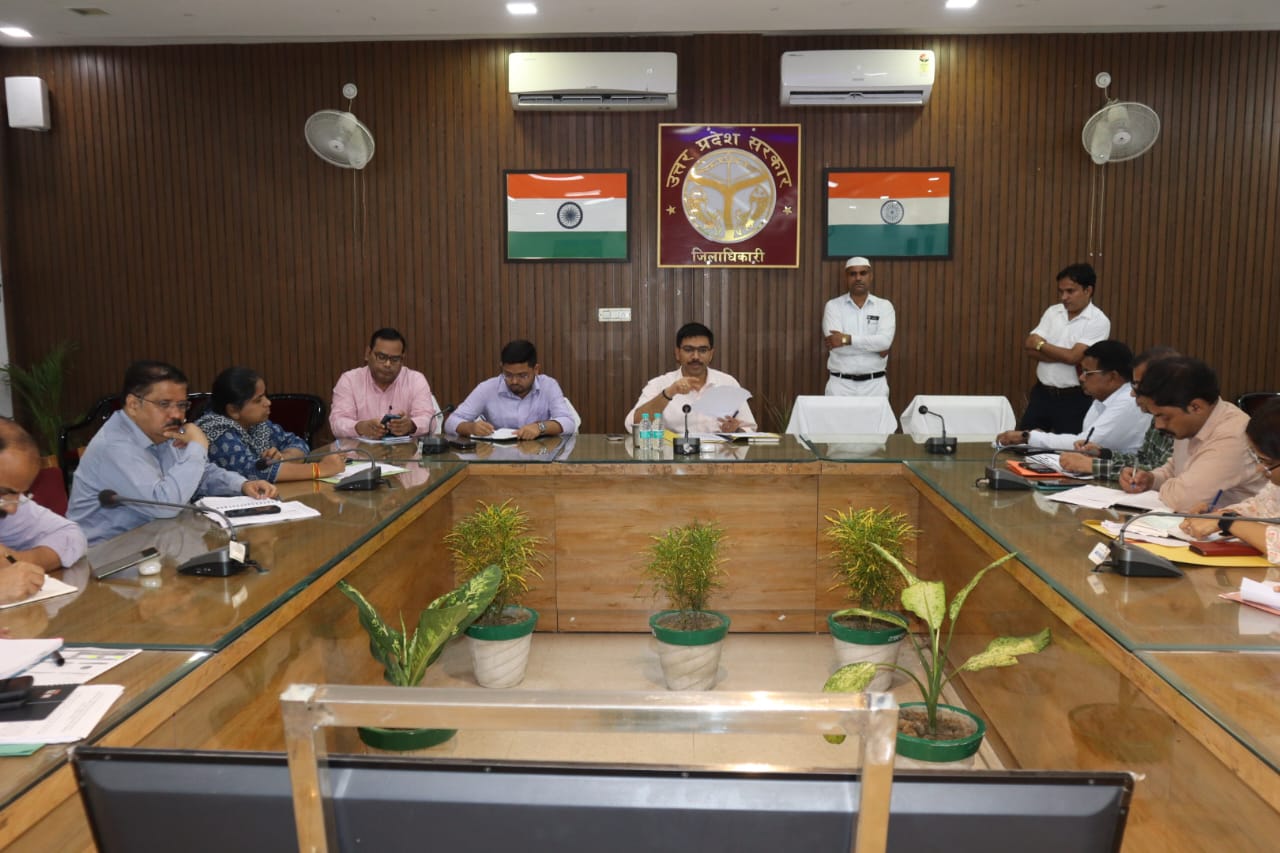 शिकायतों का समयबद्धता के साथ गुणवत्तापरक हो निस्तारण :- डीएम मनीष बंसल 