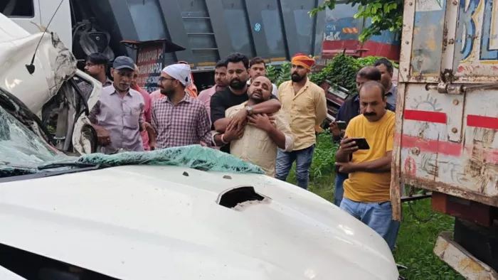 छपरा- सिवान NH पर ट्रक और स्कॉर्पियो के बीच भीषण टक्कर