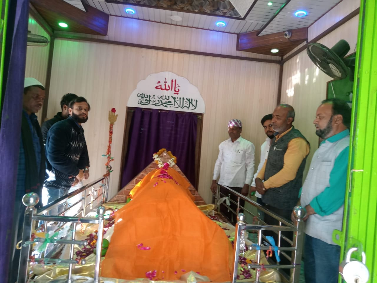 शाजापुर के हाट मैदान स्थित मुर्तजा अली बाबा की दरगाह पर