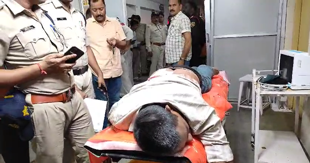 In Katni, a passerby was shot near the station due to an old rivalry.