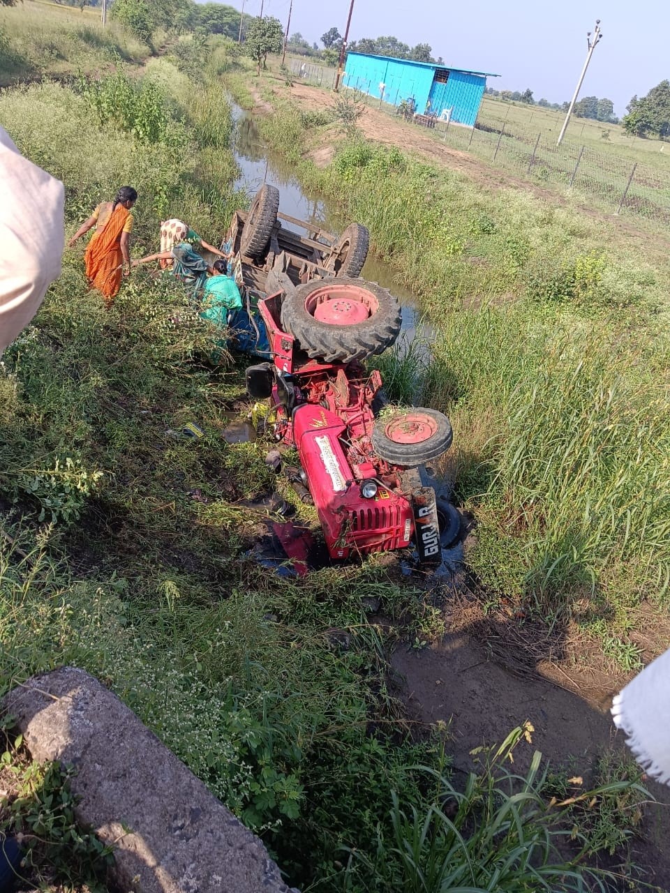 Tractor-trolley full of workers overturned while saving a bike