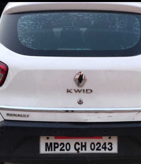 पुलिस चैकिंग के दौरान फोर व्हीलर से