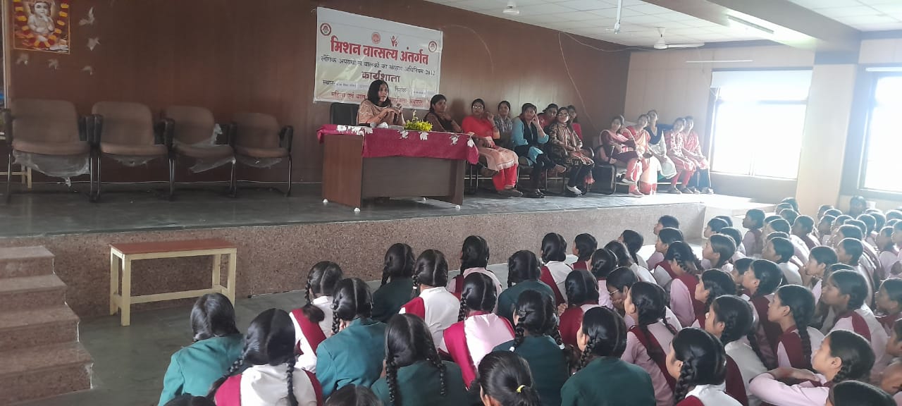 कन्या शिक्षा परिसर अनूपपुर में छात्राओं को गुड टच-बैड टच की दी गई जानकारी