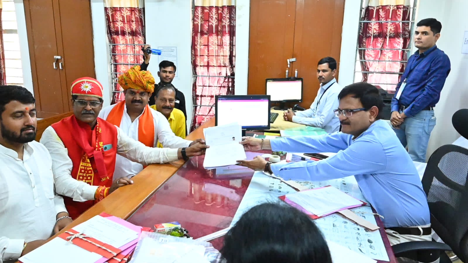 कार्यकर्ताओ के अपार उत्साह के साथ भाजपा प्रत्याशियों ने किए नामांकन जमा