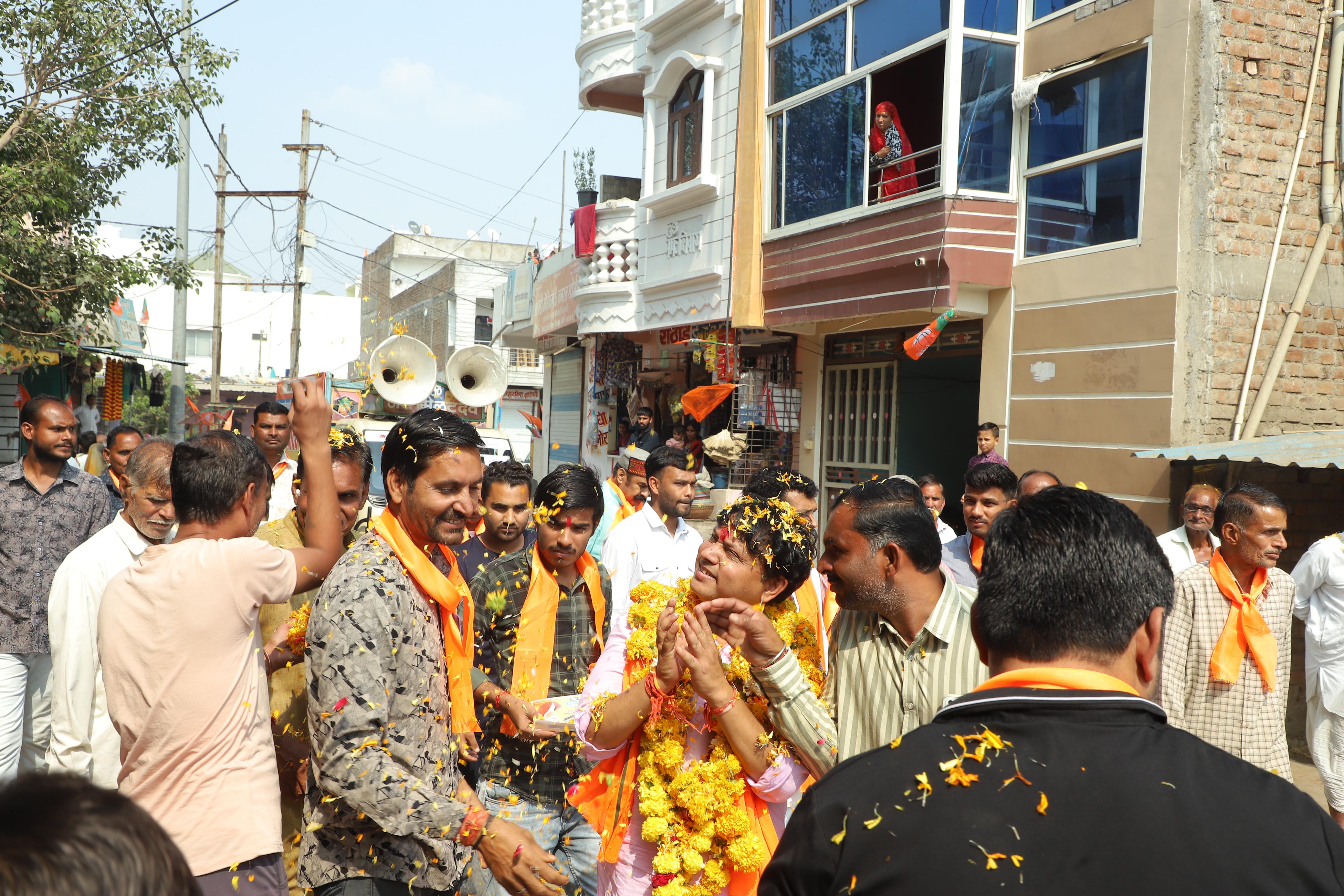 आपका बेटा आपके द्वार" राष्‍ट्रवादी प्रत्‍याशी राजीव यादव ने लिया मतदाताओं का आशीर्वाद