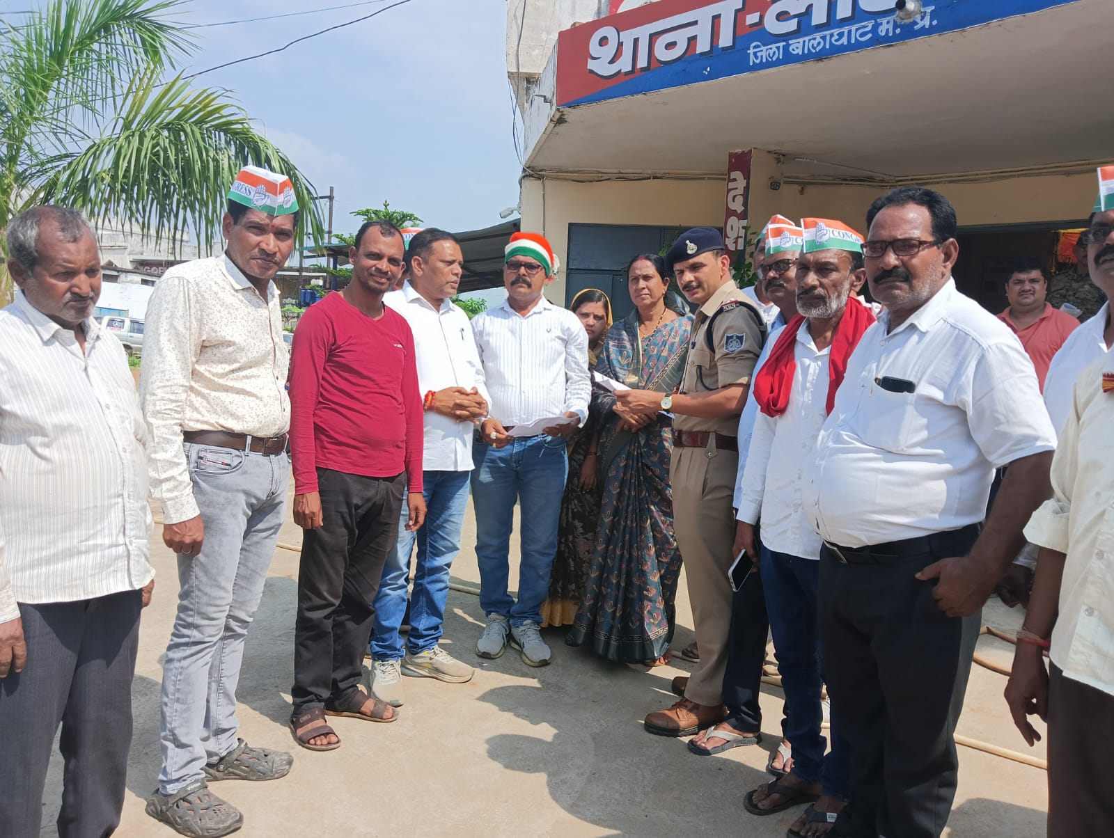 Congress officials submitted memorandum to register criminal case against MLA Sanjay Gaikwad