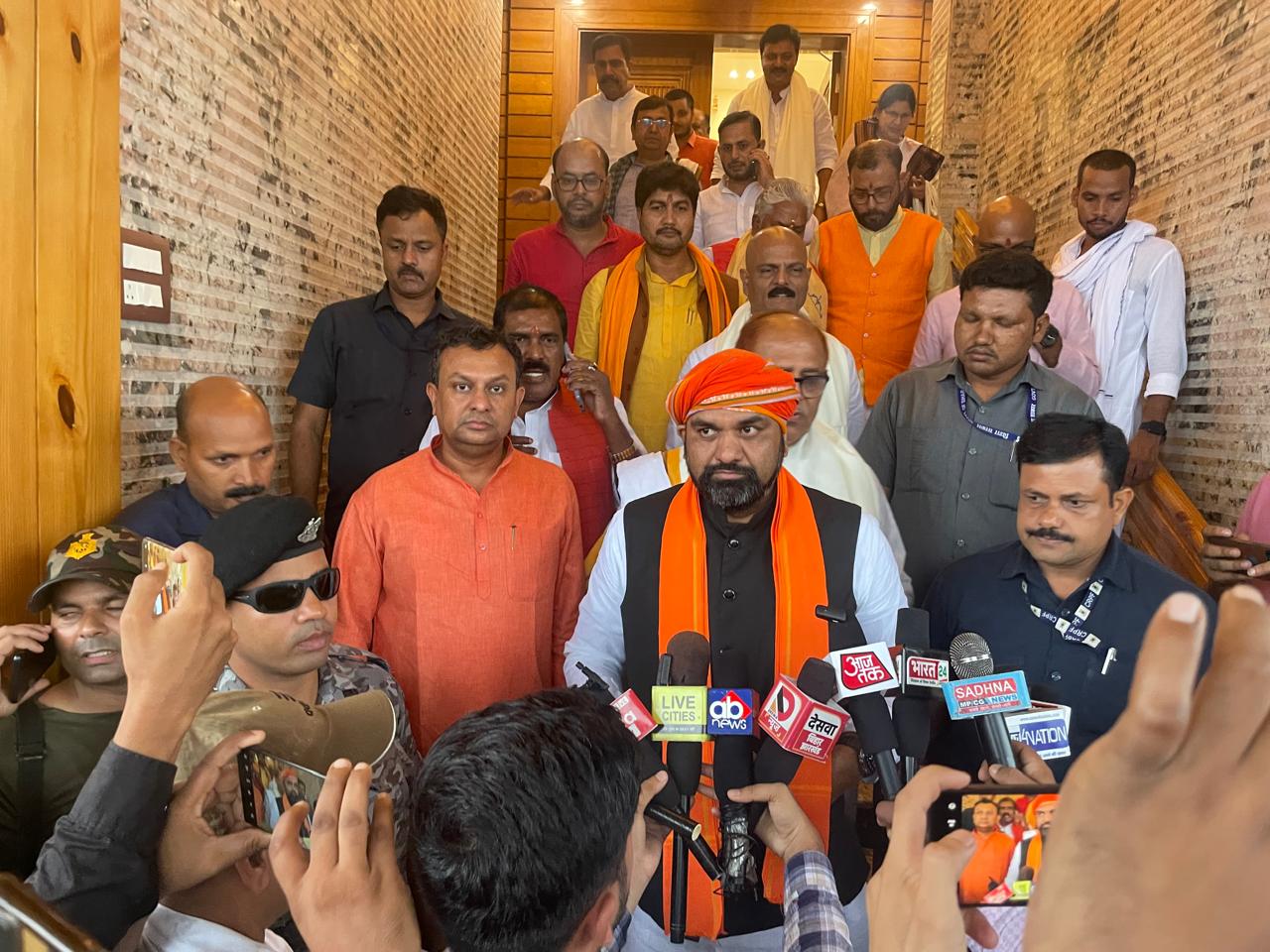 उपमुख्यमंत्री सम्राट चौधरी के साथ भाजपा नेता आशुतोष शंकर सिंह भी पहुंचे अयोध्या