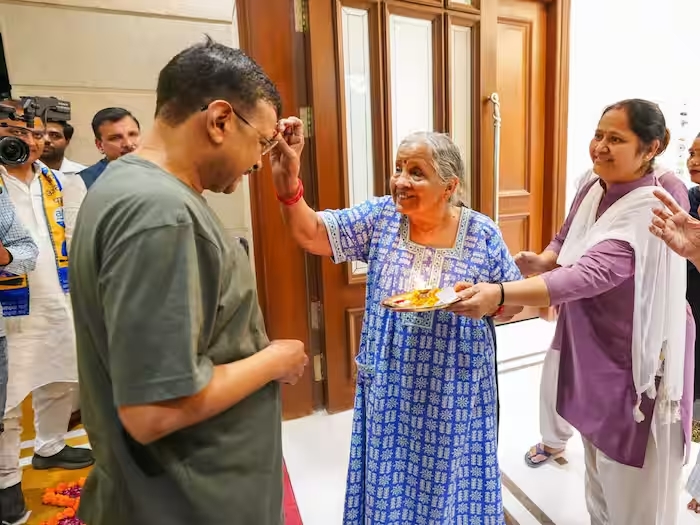 CM Kejriwal became emotional after hugging his mother