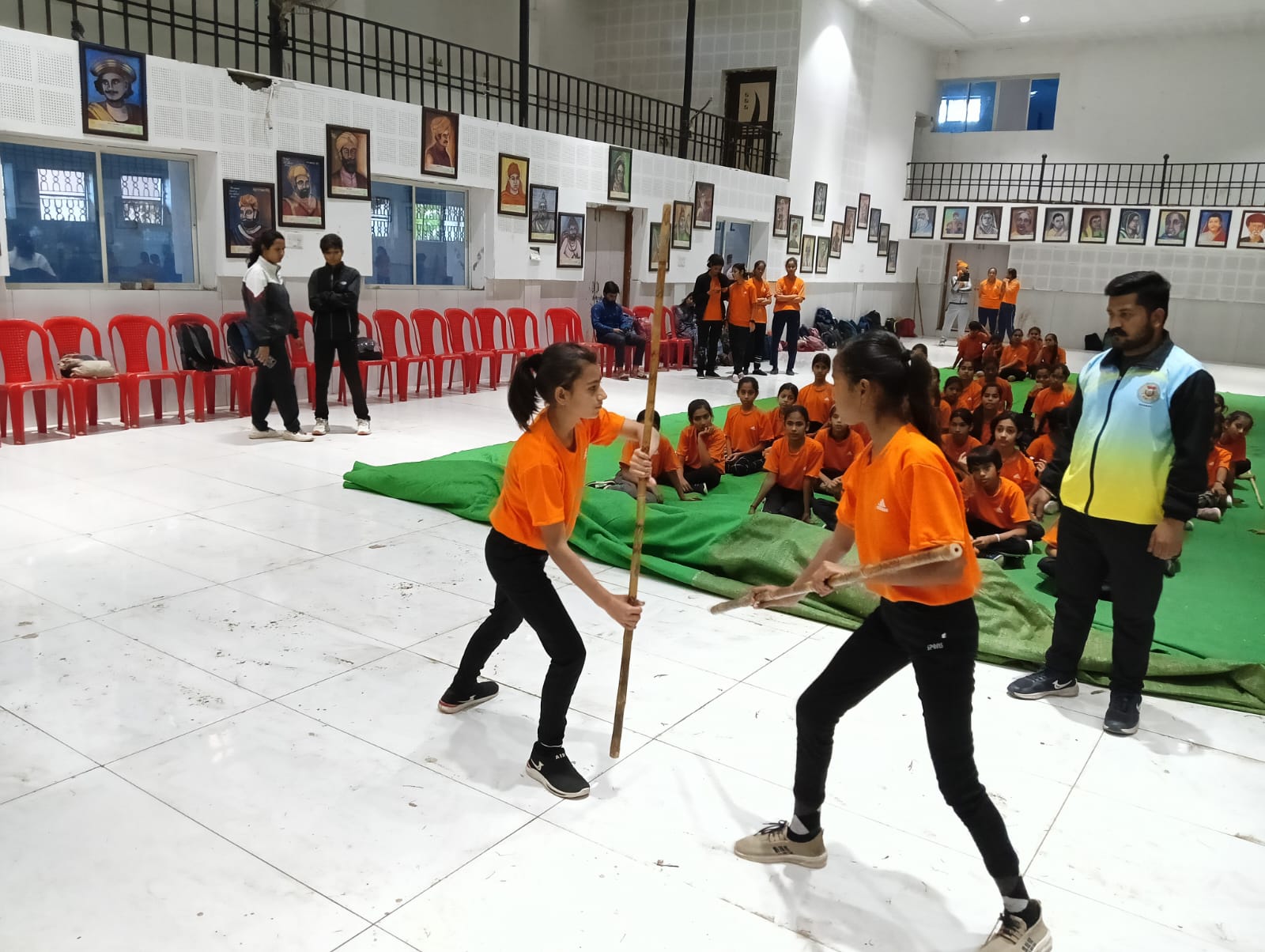 बालिकाओं ने दिखाया युद्ध कौशल