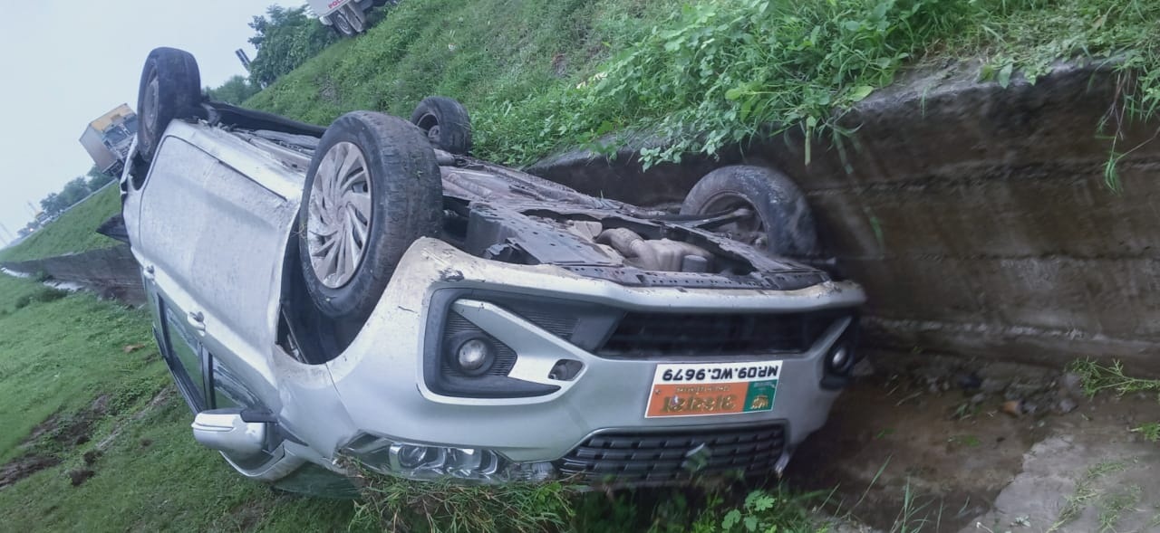 अज्ञात वाहन की टक्कर से अनियंत्रित होकर खाई में गिरी कार