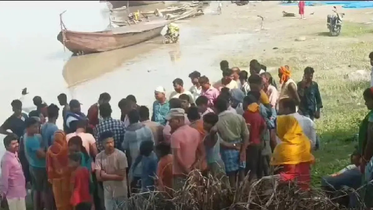 बेतिया में शिक्षकों से भरी नाव पलटी