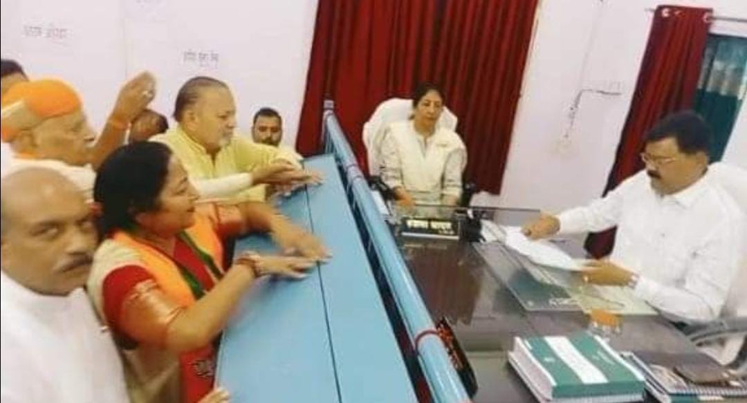 भाजपा प्रत्याशी ललिता यादव ने दाखिल किया नामांकन