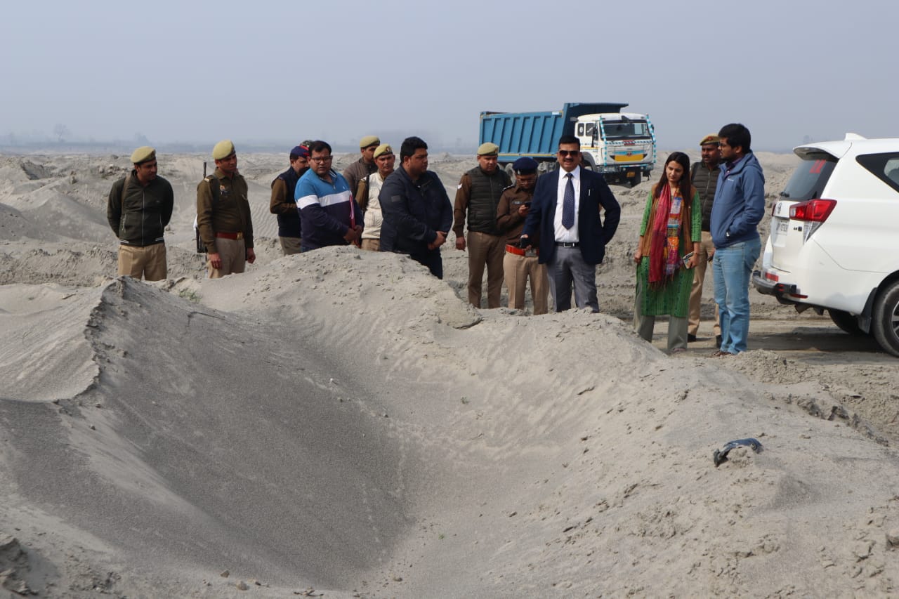 डीएम ने किया तहसील नकुड के ढिक्का कला घाट खनन क्षेत्र का निरीक्षण