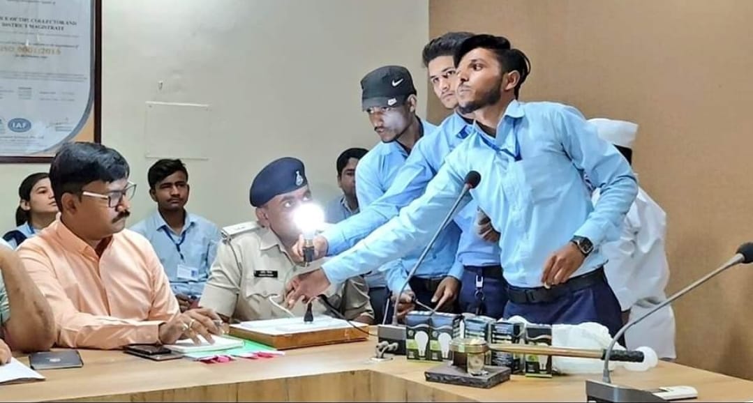 कलेक्टर ने कोई न कोई गतिविधि टाइम लिमिट बैठक प्रारंभ होने से पहले रखने के दिए निर्देश