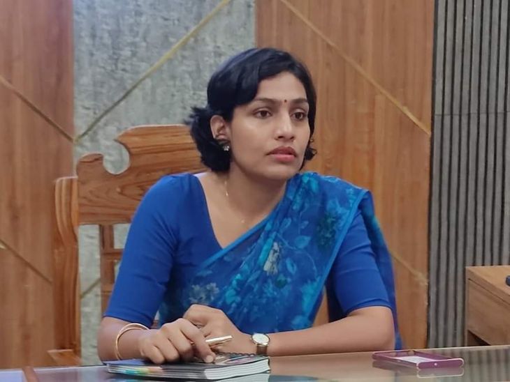 कलेक्टर सुश्री जैन ने घंसौर विकासखण्ड के सीएम राइस स्कूल एवं उपार्जन केन्द्रों का औचक निरीक्षण कर व्यवस्थाओं का जायजा लिया