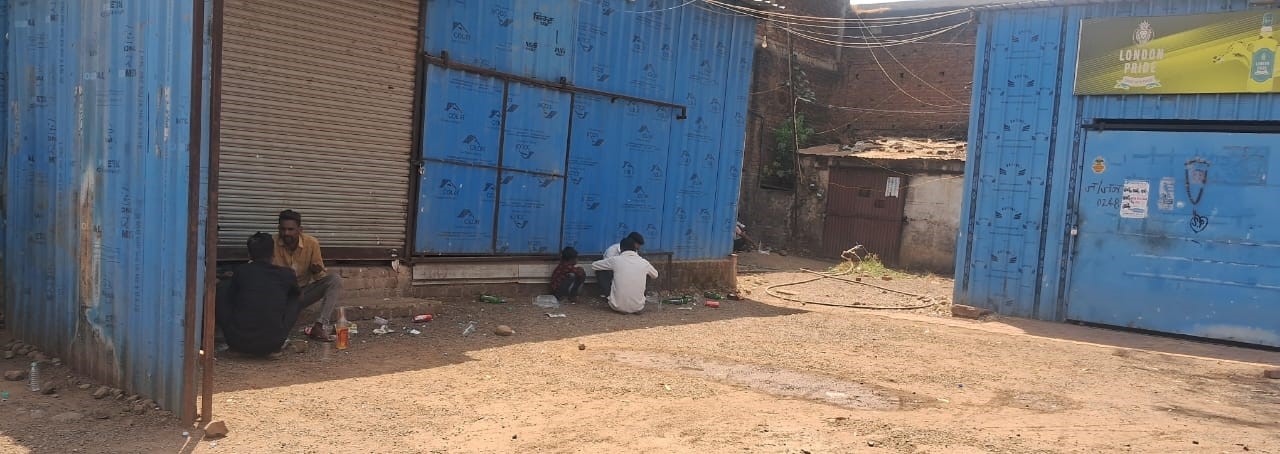 खरगोन के भीकनगाँव में शराब दुकान के बाहर खुलेआम छलक रहे जाम