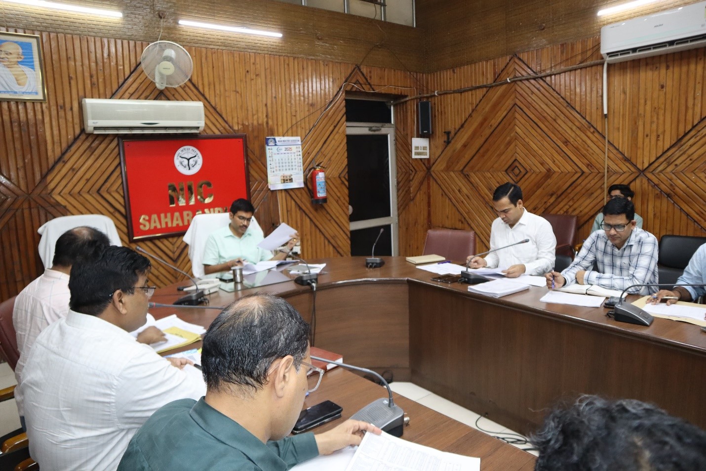 एक लाख वाले विद्युत बिल बकायेदारों से वसूली में लाएं तेजी : जिलाधिकारी मनीष बंसल