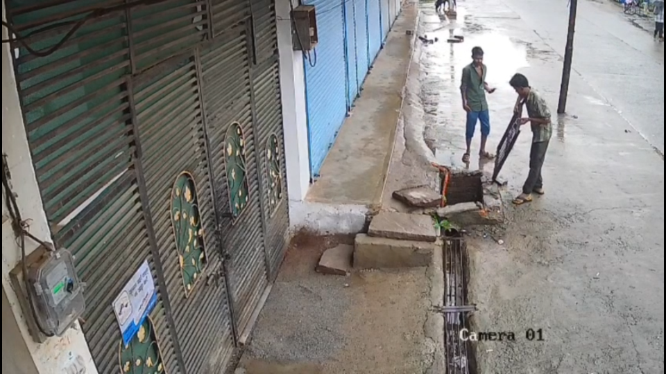 नाले की लोहे की जाली चोरी का वीडियो वायरल