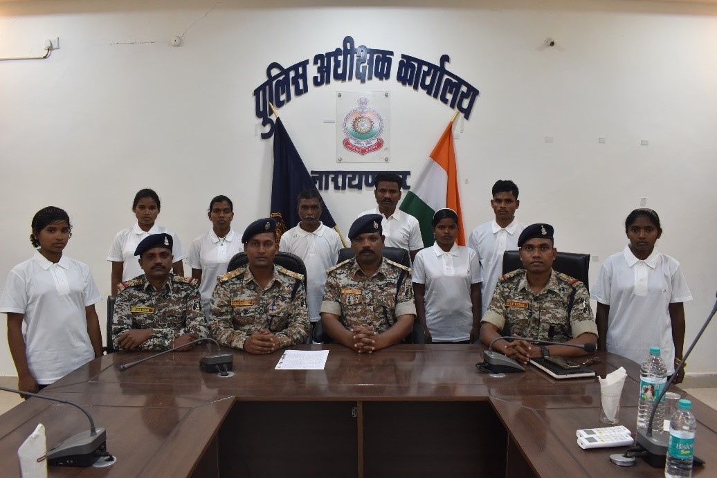 जिला नारायणपुर में 5 लाख ईनामी 1 एसीएम सहित अन्य 7 जिसमें 3 पुरूष व 5 महिला कुल 8 माओवादियों का आत्मसमर्पण