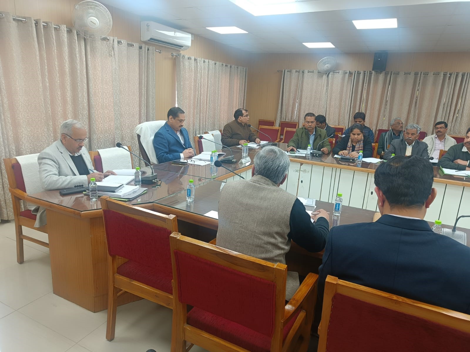 अधिकारी लक्ष्य के पीछे न भागें, पात्र एवं वंचितों को लाभ दें :- अटल कुमार राय