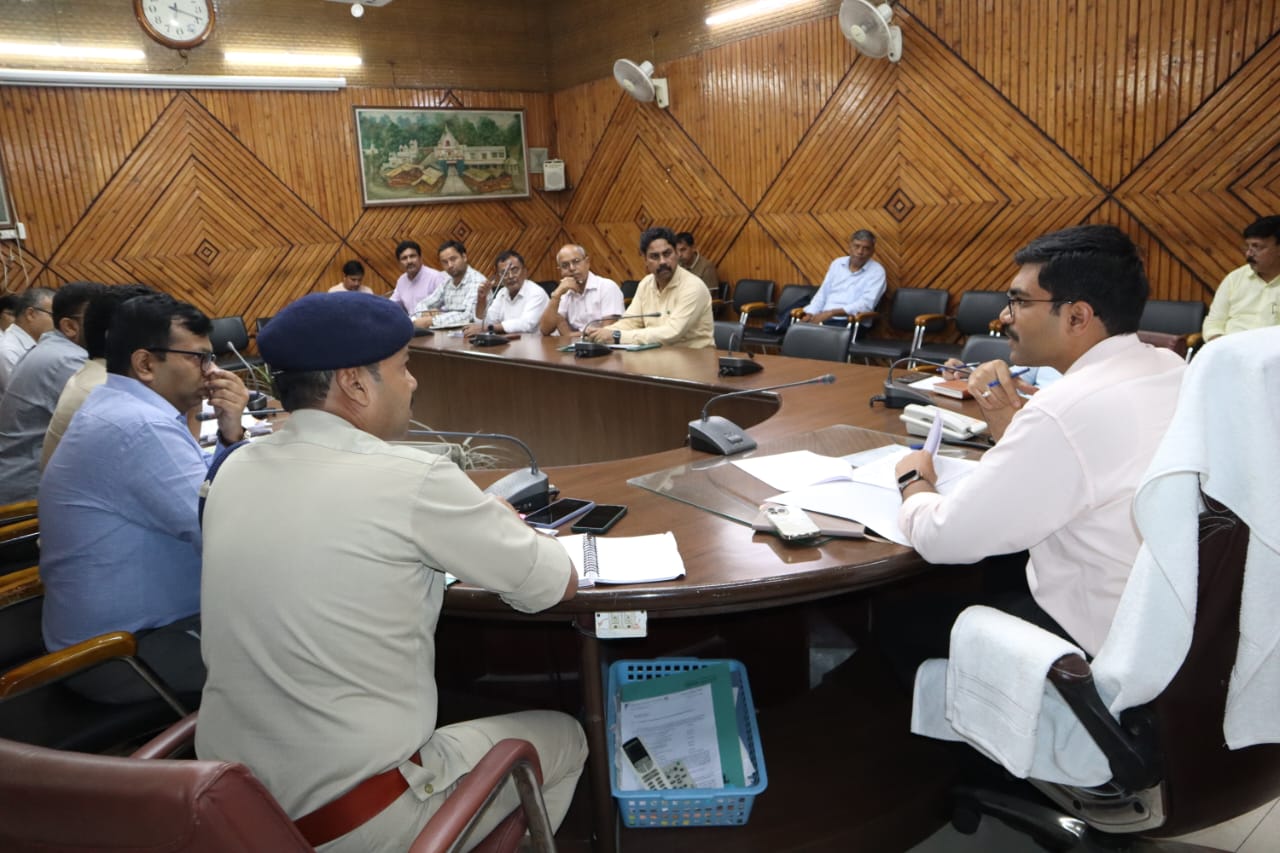 जिलाधिकारी की अध्यक्षता में जिला सड़क सुरक्षा समिति की बैठक संपन्न