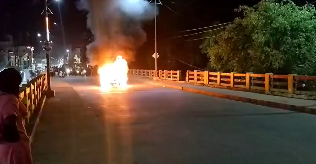 एक i20 कार में अचानक लगी आग