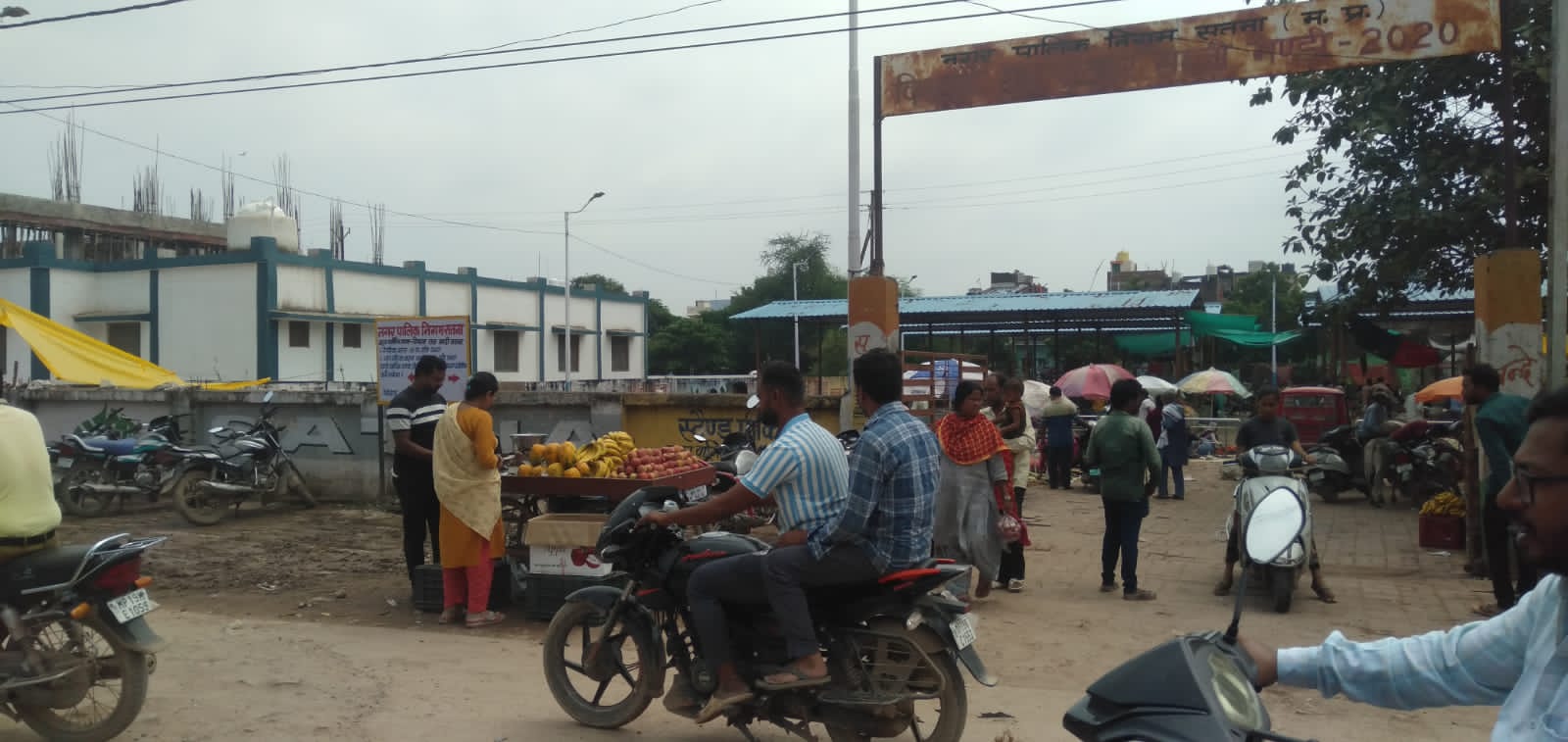 सब्जी मंडी के दरवाजे पर किसके संरक्षण में होती है अवैध वसूली, लोगों से आए दिन अभद्रता...