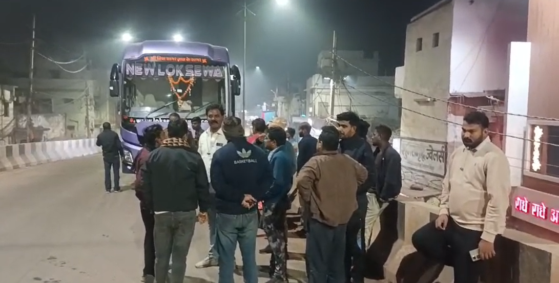कटनी-इंदौर लग्जरी बस में आग  यात्रियों की सूझबूझ से टला बड़ा हादसा   कटनी, कटनी से इंदौर जाने बाली लग्जरी ए सी बस मे देर शाम चांडक चौक ओवर ब्रिज पर ड्राइवर सीट क़े ऊपर लगे बोर्ड मे शार्ट सर्किट से आग लग गयी और बस में बैठे यात्रियों में हड़कंप की स्थिति निर्मित हो गई और सभी को बस से नीचे सुरक्षित उतार लिया गया। यह आग न्यू लोक सेवा लग्जरी बस क्रमांक mp 09 dw 0928 जो की कटनी से इंदौर जा रही थी, तभी ओवर ब्रिज क़े ऊपर अचानक बस से धुआँ उठने लगा। जिससे यात्रियों मे हड़कंप और दहशत फैल गया। सभी यात्री जल्दी जल्दी बस से उतर गए। मौके पर यातायात पुलिस, कोतवाली पुलिस, फायर बिग्रेड का अमला पहुँच गया। आग पर काबू तो पा लिया गया लेकिन यात्री बस से जाने को तैयार नहीं हुए। वही मौके पर पहुंची ट्रैफिक पुलिस ने सभी बस यात्रियों को तुरंत ही ऑटो से से बस स्टैंड के लिए रवाना किया और आग लगी बस को बस स्टैंड के लिए रवाना कर दिया है और पूरे मामले की जांच की जा रही है।