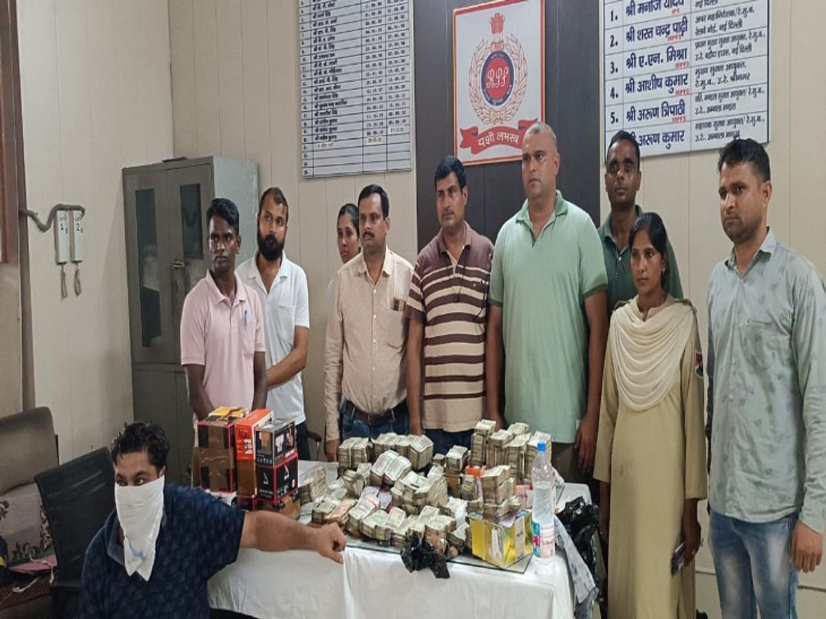 सहारनपुर में रेलवे स्टेशन पर एक कारोबारी से 90 लाख रूपया हुआ बरामद