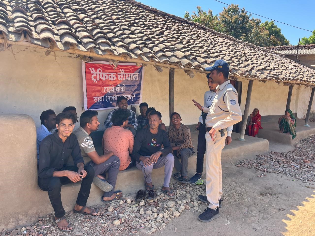 हाईवे के 20 से अधिक गांव में पहुंची हाईवे चौकी की “ट्रैफिक चौपाल”पढ़ाया गया ट्रैफिक नियमों का पाठ