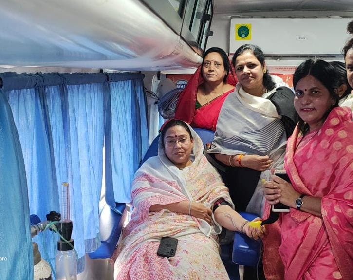 रक्तदान करने से हमें आत्म संतुष्टि मिलती है - सांसद संध्या राय
