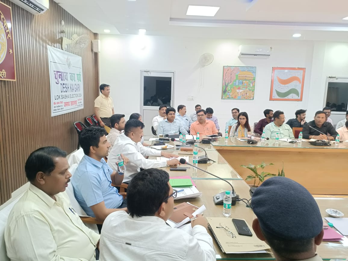 सहारनपुर जिलाधिकारी डॉ. दिनेश चन्द्र की अध्यक्षता में दृष्टिगत संबंधित विभागों हुई बैठक