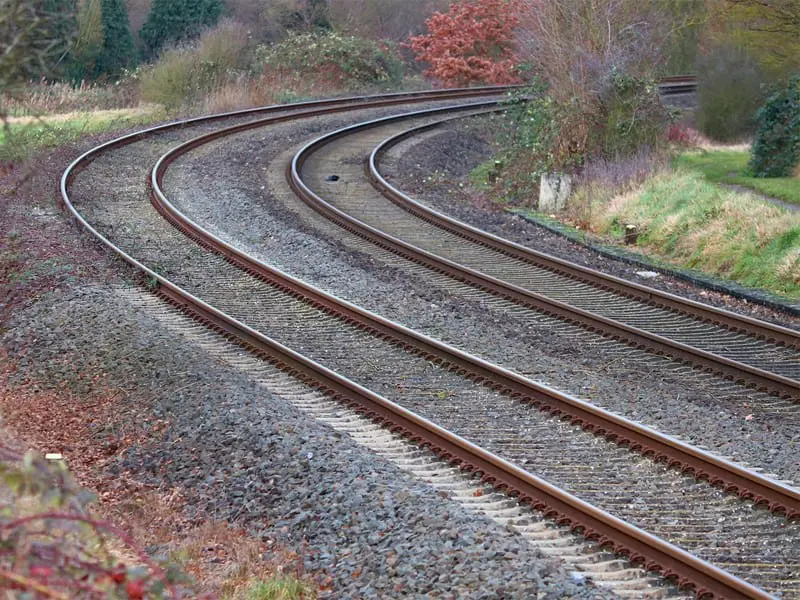 ट्रेन की चपेट में मां-बेटे सहित तीन लोगों की मौत