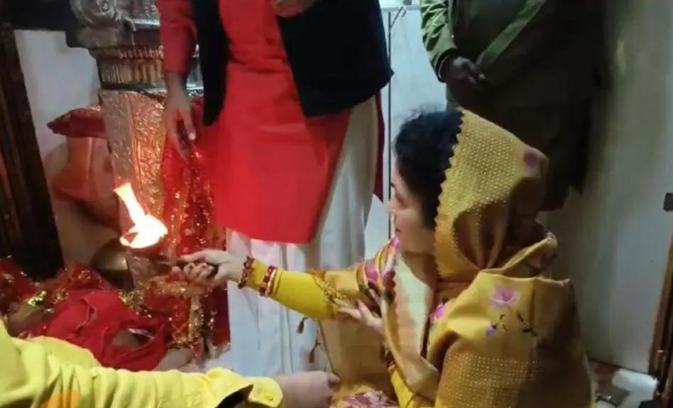 माँ शारदा के दर्शन करने मैहर पहुंची कृष्णा गौर