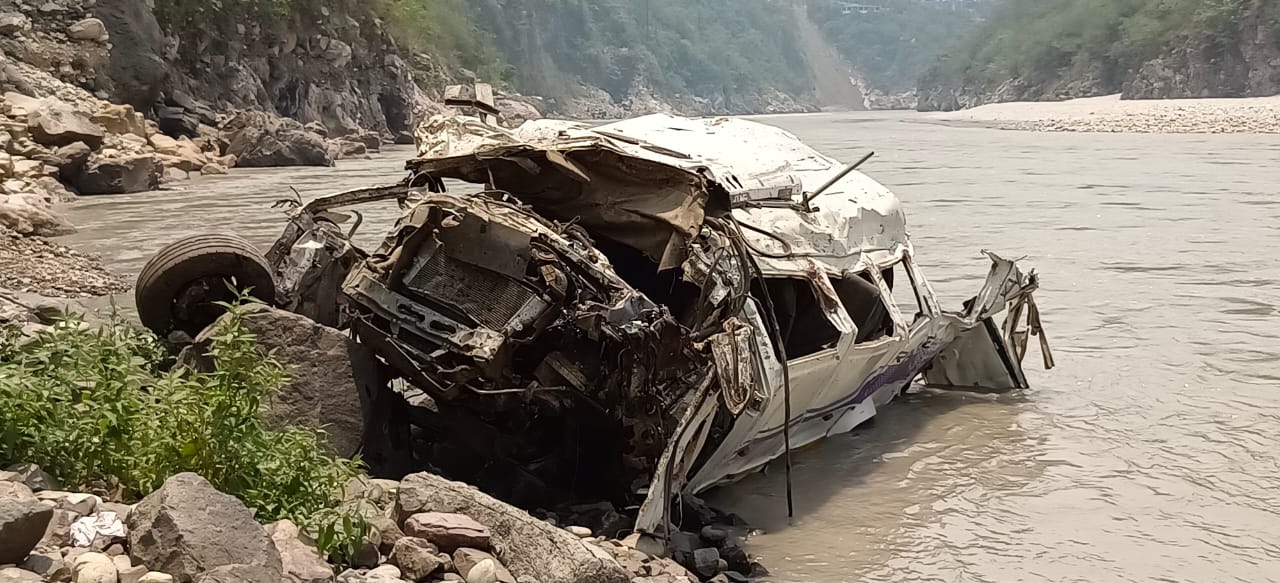 Tempo traveller carrying 26 passengers fell into Alaknanda